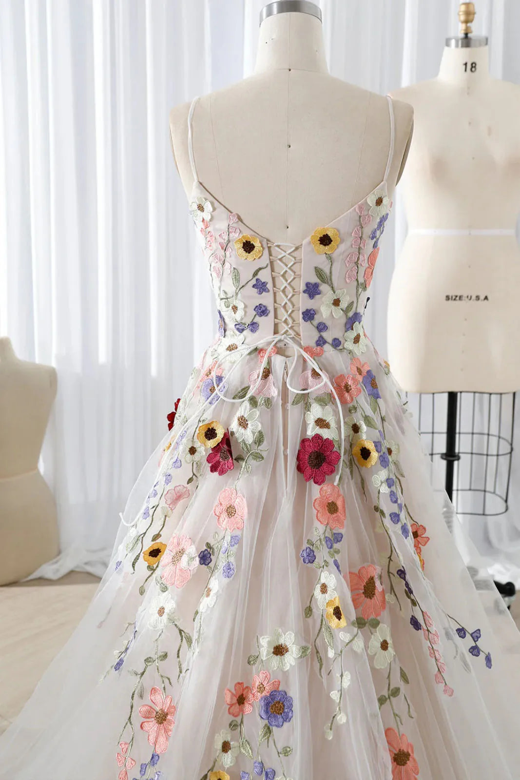 3D Flower Applique Wedding Dress Lace Embroidery Tulle Bridal Gown Strapless Puffy Prom Dress A Line Beach Bridal Gowns
