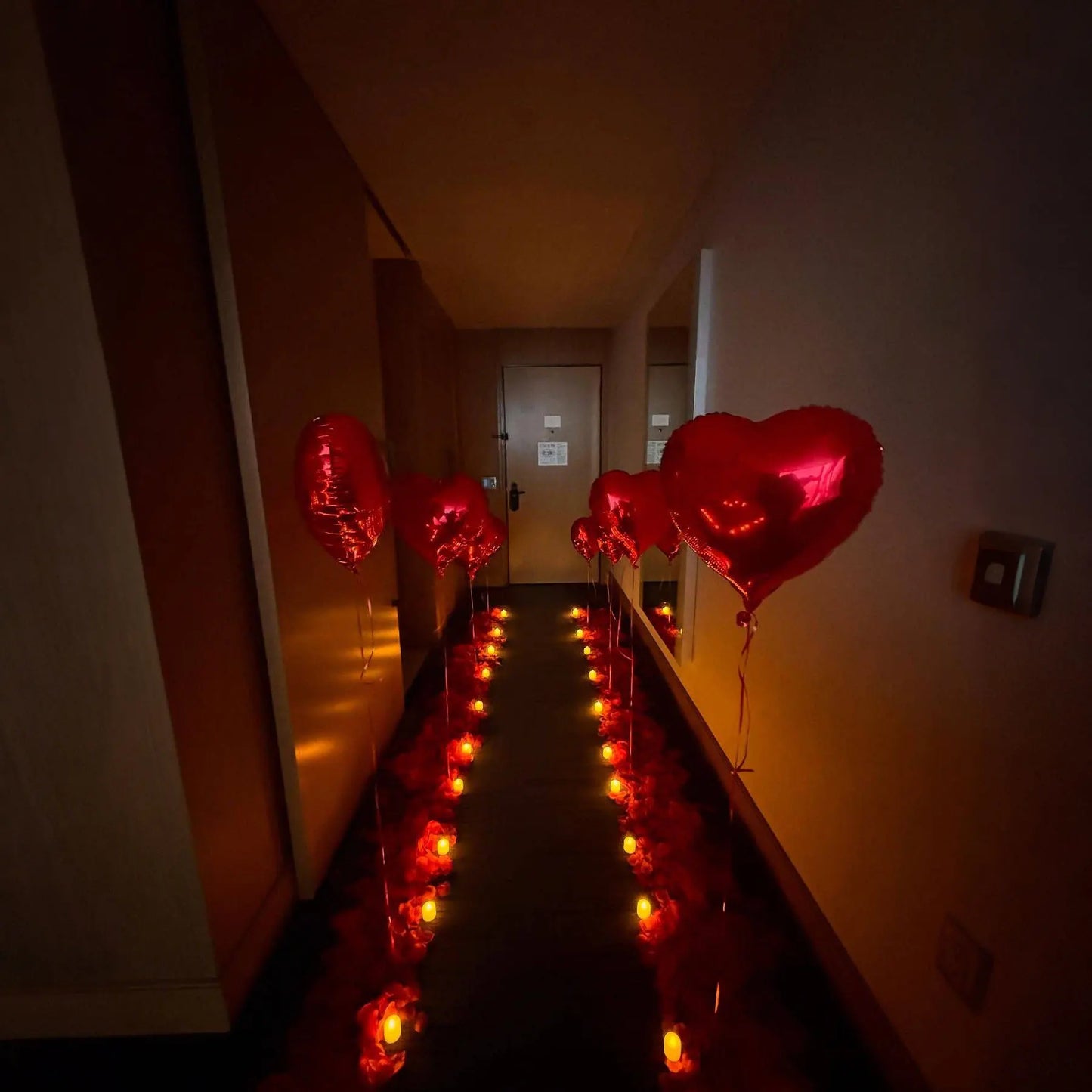 Golden I LOVE YOU Balloon Set with Simulated Petals 32 inch Heart shaped Balloon Wedding Proposal Birthday Decoration