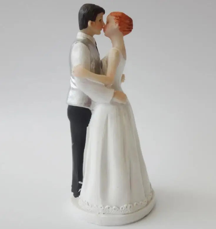 Romantic Bride & Groom Resin Figurine – Wedding Cake Topper for Valentine’s, Engagements & Anniversary Celebrations