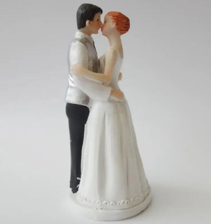 Romantic Bride & Groom Resin Figurine – Wedding Cake Topper for Valentine’s, Engagements & Anniversary Celebrations