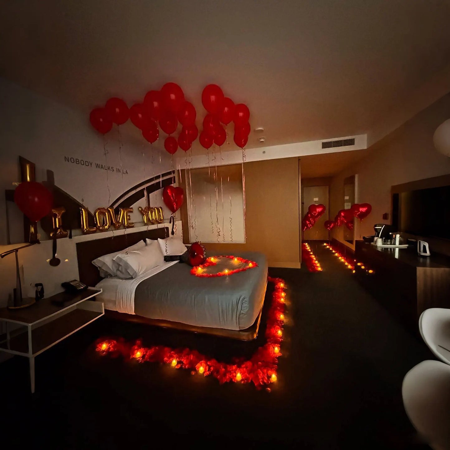 Golden I LOVE YOU Balloon Set with Simulated Petals 32 inch Heart shaped Balloon Wedding Proposal Birthday Decoration