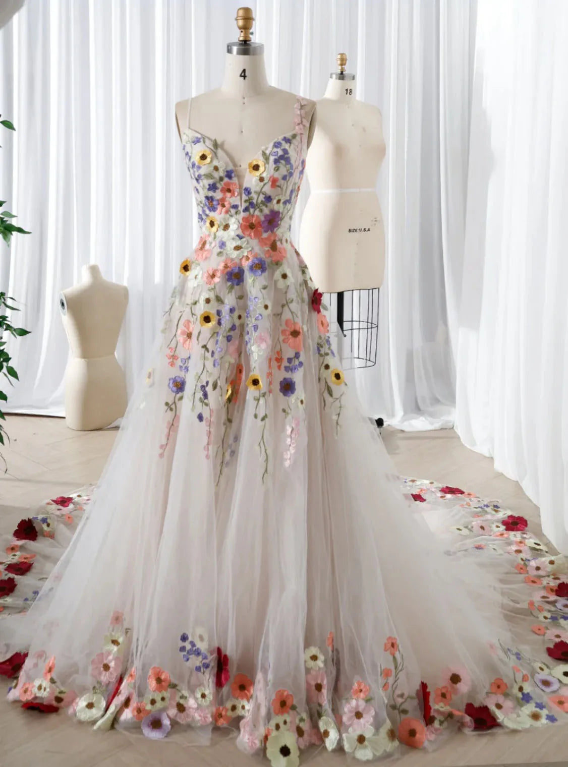 3D Flower Applique Wedding Dress Lace Embroidery Tulle Bridal Gown Strapless Puffy Prom Dress A Line Beach Bridal Gowns