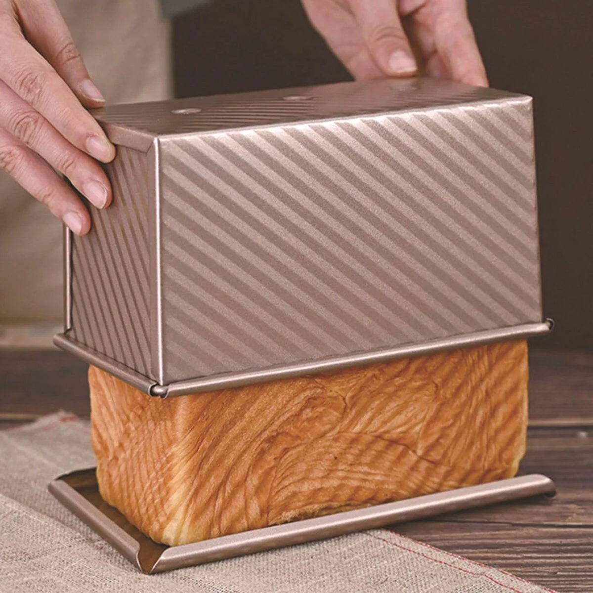 Golden Loaf Pan with Lid – Non‑Stick, Rust‑Resistant Baking Mold