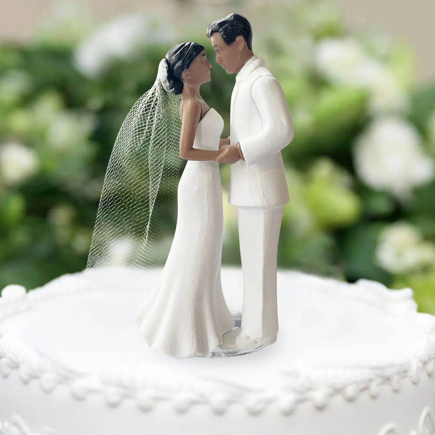 Elegant Bride & Groom Wedding Cake Topper with White Mesh Veil – Perfect for Engagements, Bridal Showers & Anniversaries